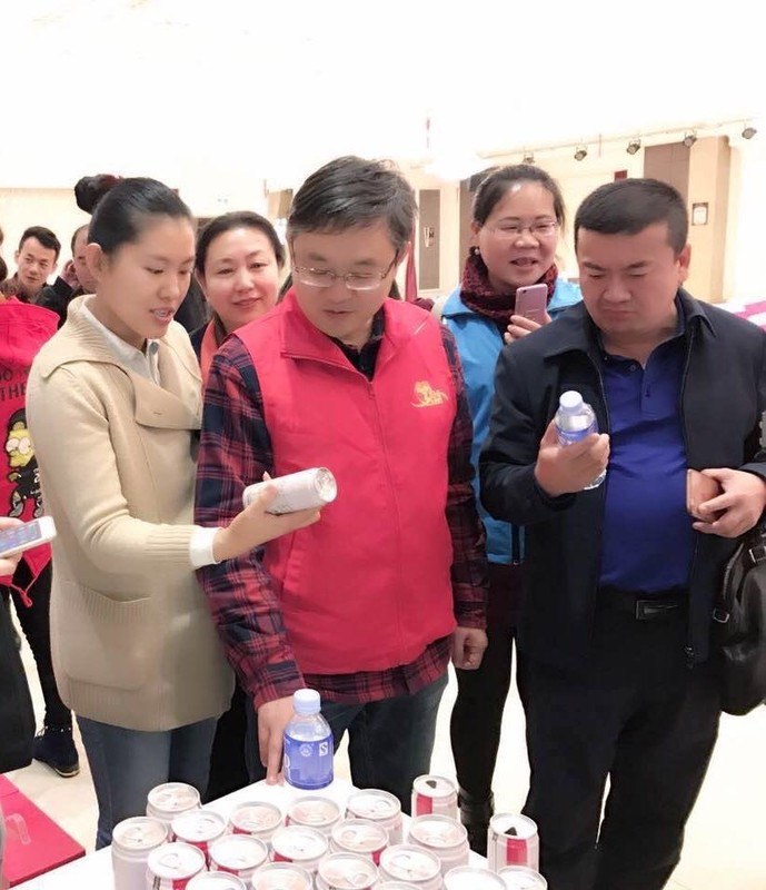 工会主席张慧给雷蒙老师介绍燕麦露 工会主席张慧给雷蒙老师介绍燕麦露
