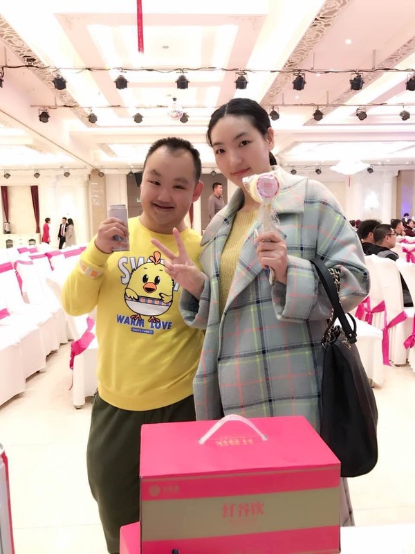 工作人员与助教老师程洋合影 工作人员与助教老师程洋合影